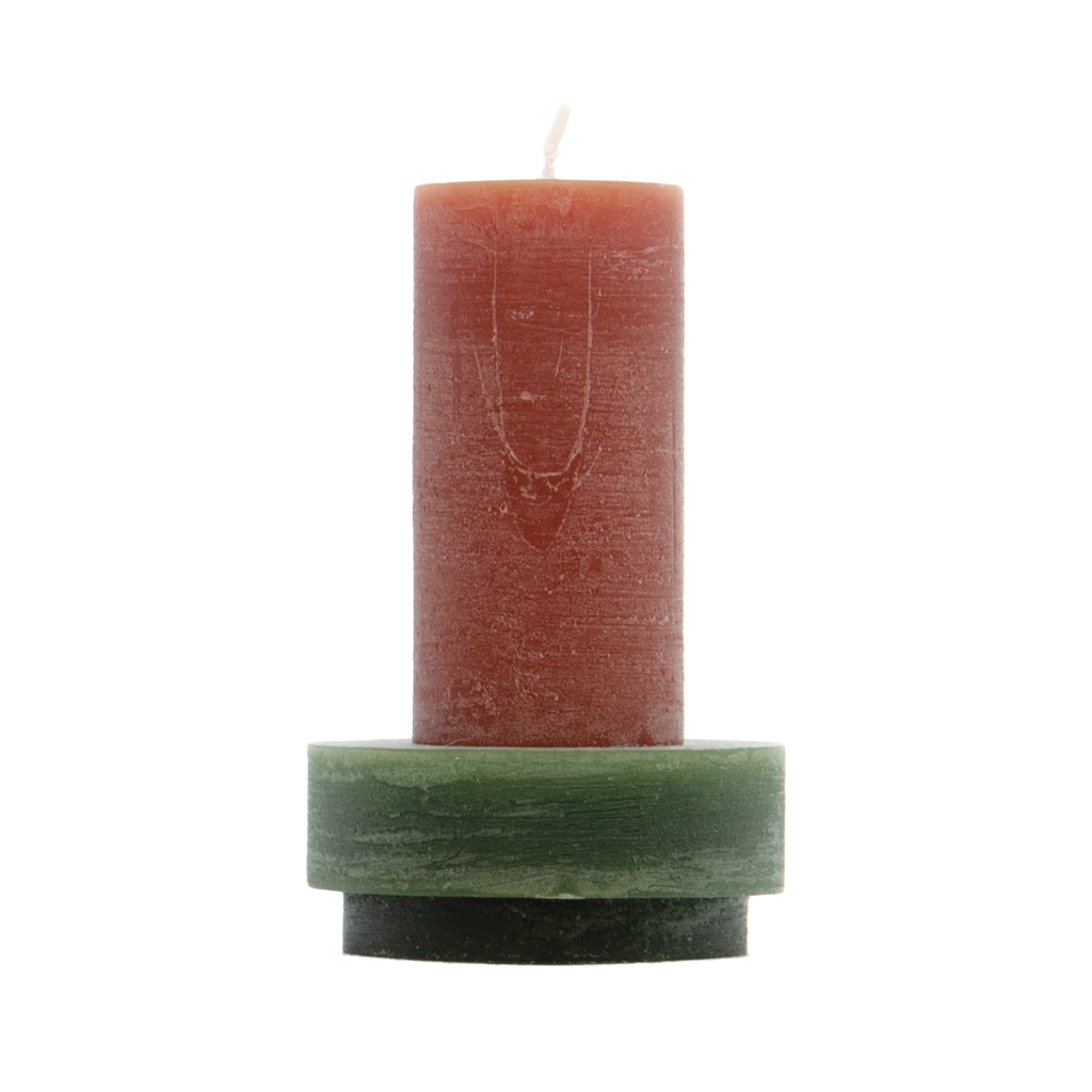 Bruine kaars met groene houder van Stan Editions. Brown candle with green candle holder from Stan Editions. Bougie brun avec bougeoir vert de Stan Editions.