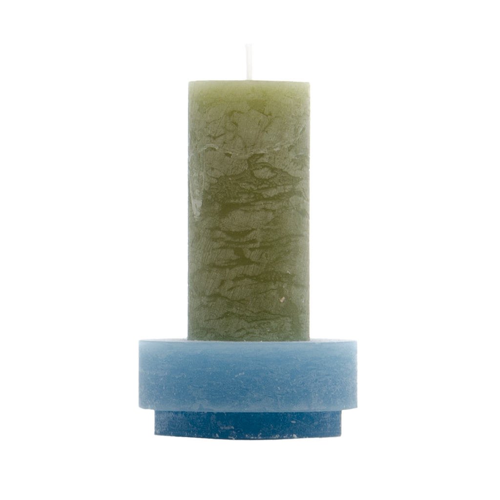 Groene kaars met blauwe houder van Stan Editions. Green candle with blue candle holder from Stan Editions. Bougie vert avec bougeoir bleu de Stan Editions.
