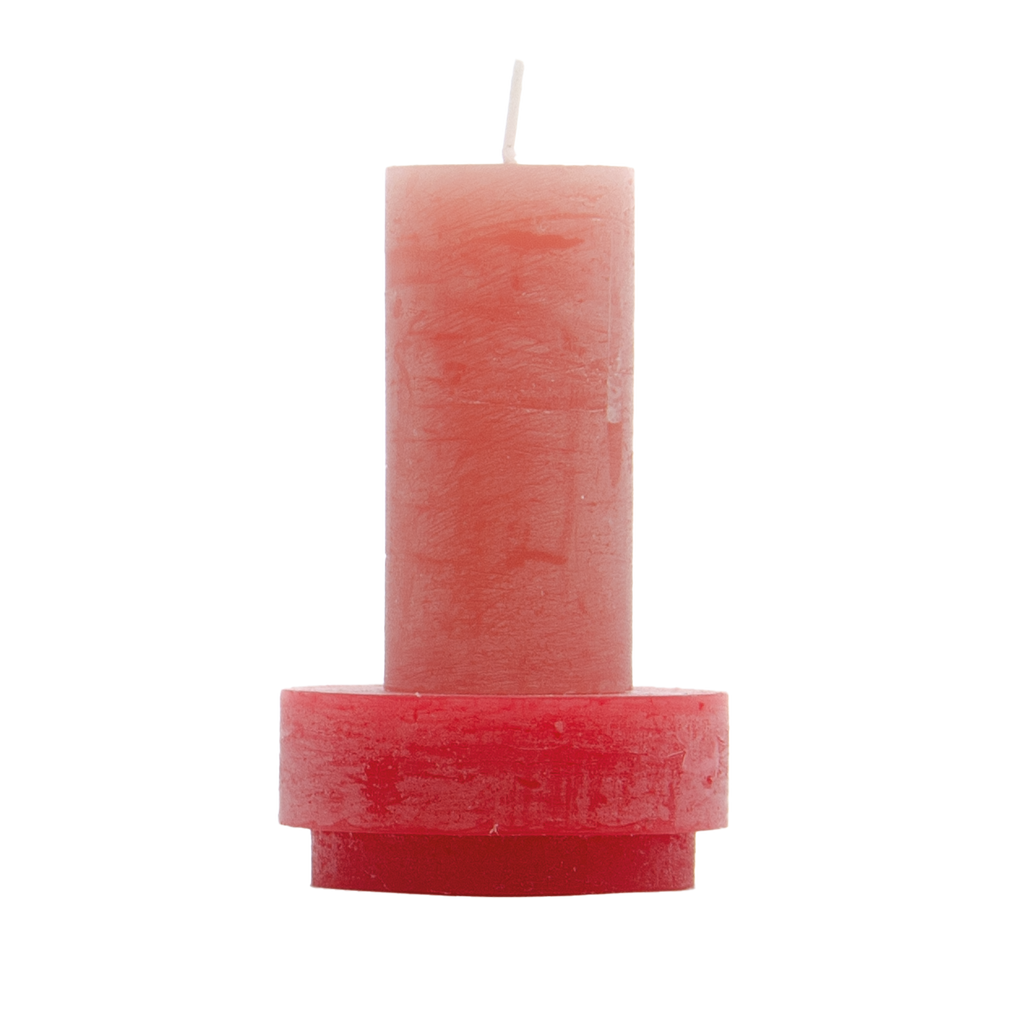 Roze kaars met rode houder van Stan Editions. Pink candle with red candle holder from Stan Editions. Bougie rose avec bougeoir rouge de Stan Editions 
