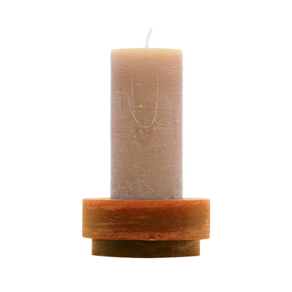 Beige kaars met bruine kaarshouder van Stan Editions. Beige candle with brown candle holder from Stan Editions.Bougie beige avec bougeoir marron des Stan Éditions Stack 01 beige; Module 1&2 Beige.